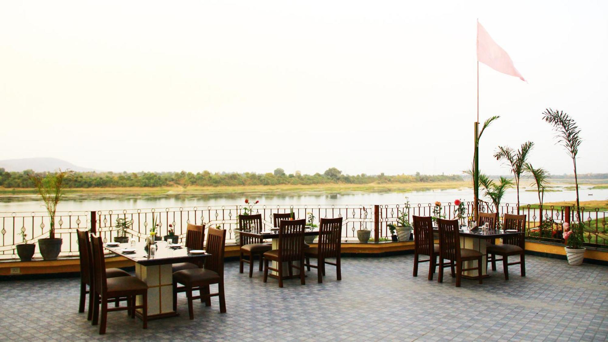 Hoshangabad Treehouse Narmade A Riverfront Resort & Spa Narmadapuram מראה חיצוני תמונה