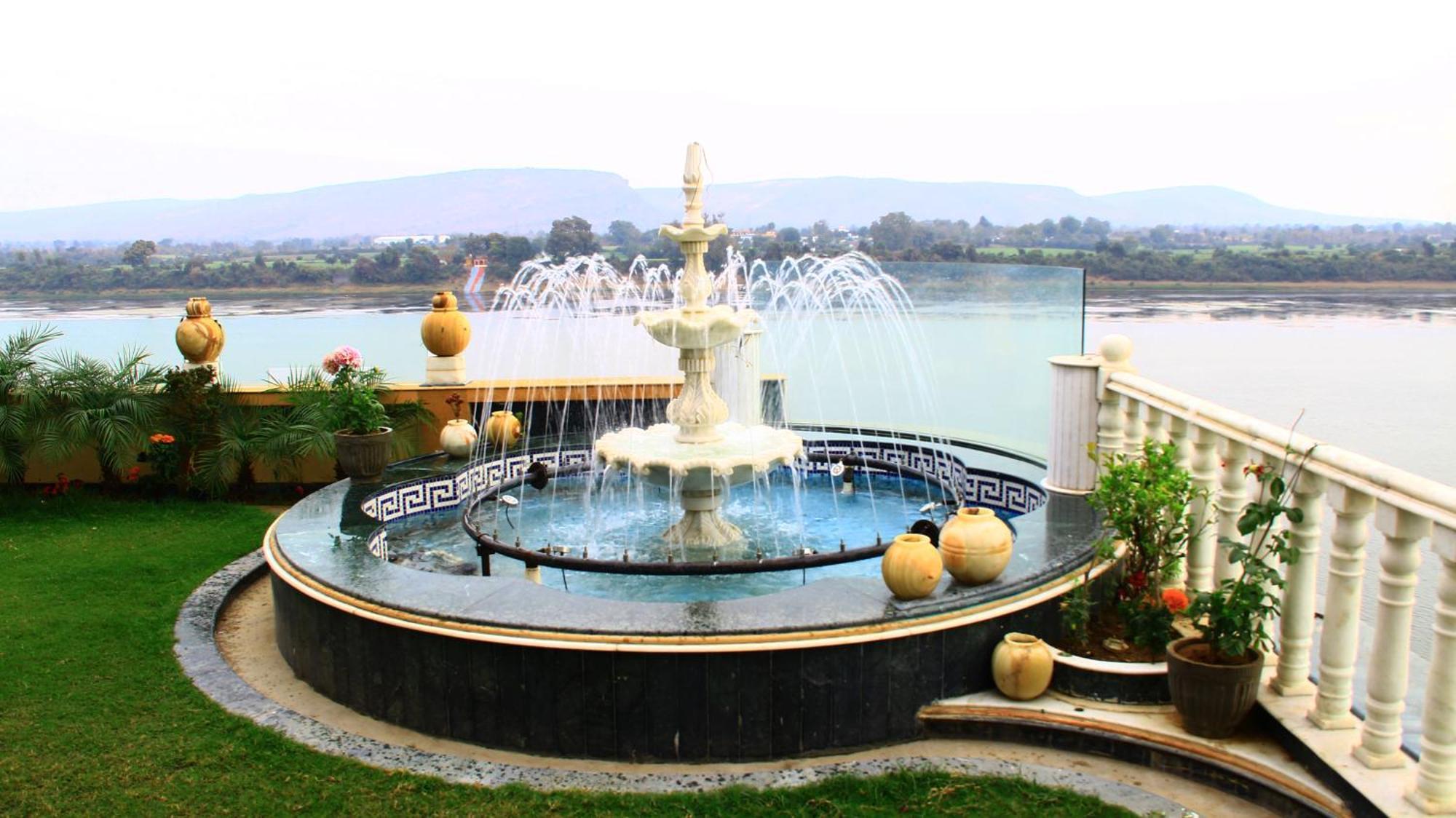 Hoshangabad Treehouse Narmade A Riverfront Resort & Spa Narmadapuram מראה חיצוני תמונה